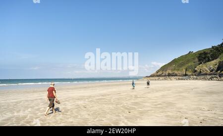 Francia, Côtes d'Armor, Plerin, escursionisti a Martin Plage Foto Stock