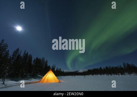 FINLANDE, Lappland, Kittila, tipi o lavu, e l'aurora settentrionale nel cielo della lapponia Foto Stock