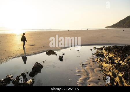 Francia, Cotes d'Armor, Plérin, giovane donna che bagna all'alba a Martin plage Foto Stock