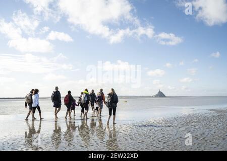 Francia, Manica, Gruppo che attraversa il Mont-Saint-Michel, la baia di Mont-Saint-Michel Foto Stock