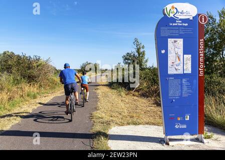 Francia, Bouches du Rhône (13), Viarhôna, Arles, Vista panoramica da un ciclista passando vicino al ponte Langlois noto come il ponte Van Gogh Foto Stock