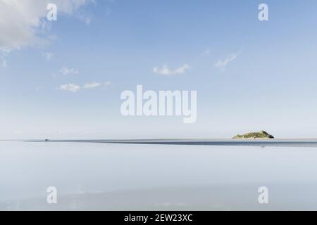 Francia, Manica, il Mont-Saint-Michel, gruppo che attraversa la baia di Mont-Saint-Michel vicino alla roccia di Tombelaine Foto Stock