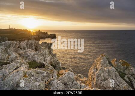 Francia, Finistere, Ouessant, paesaggio autunnale dominato dal faro Creac'h sull'isola di Ouessant Foto Stock