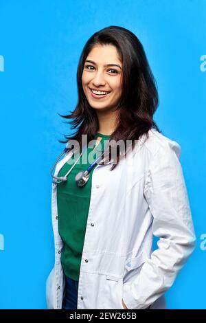 Concetto medico di indiano bella medico femminile in mantello bianco con stetoscopio, vita in su. Studente di medicina. Donna operatrice ospedaliera che guarda la telecamera A. Foto Stock