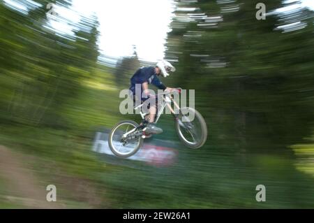 Svizzera, Canton Vallese, Morgins, discesa in mountain bike nella località Foto Stock