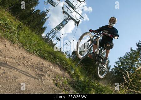 Svizzera, Canton Vallese, Morgins, discesa in mountain bike nella località Foto Stock
