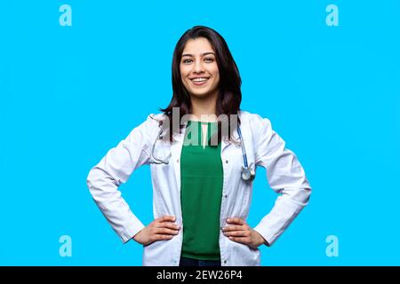 Concetto medico di indiano bella medico femminile in mantello bianco con stetoscopio, vita in su. Studente di medicina. Donna operatrice ospedaliera che guarda la telecamera A. Foto Stock