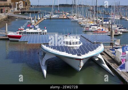 Francia, Morbihan (56), Lorient, Cité de la Voile Éric Tabarly, Tûranor PlanetSolar, le Plus Grand Bateau solaire du monde, ambasciatore de l'énergie solaire Foto Stock