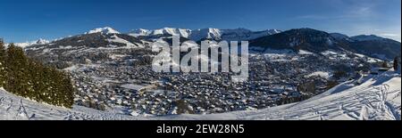 Francia, alta Savoia, Monte Bianco paese, Megeve, vista panoramica del villaggio dalle pendici del Jaillet, le zone sciistiche del Monte d'Arbois e Rochebrune e il massiccio del Monte Bianco. Foto Stock