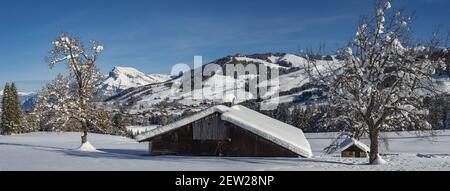 Francia, alta Savoia, Monte Bianco paese, Megeve, sopra il villaggio, La frazione le Maz, vista panoramica da una fattoria chalet tradizionale, il comprensorio sciistico del Mont d'Arbois e il massiccio del Fiz Foto Stock