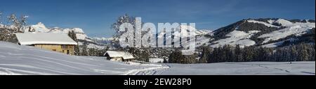 Francia, alta Savoia, Monte Bianco paese, Megeve, sopra il villaggio, La frazione le Maz, vista panoramica da una fattoria chalet tradizionale, il comprensorio sciistico del Mont d'Arbois e il massiccio del Fiz Foto Stock