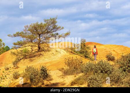 Francia, Vaucluse, Luberon parco naturale regionale, Rustrel, escursione nel Colorado francese, ex cave di ocra Foto Stock