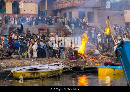 Cerimonia di cremazione a Manikarnika Ghat sul fiume Gange il 26 dicembre 2014 a Varanasi, India. Foto Stock