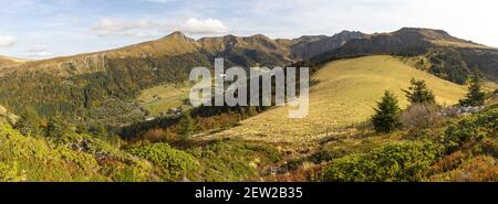 Francia, Puy-de-Dome, Parco naturale regionale dei vulcani d'Alvernia, massiccio del Sancy, le-Mont-Dore, vista del massiccio del Sancy dalla cima del Pic du Capucin Foto Stock