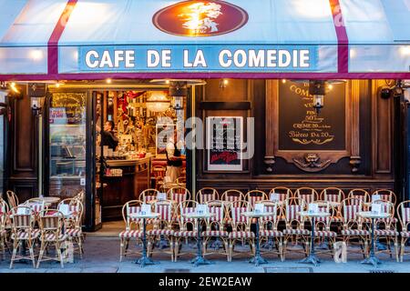 La mattina presto al Cafe de la Comedie vicino al Palais Royal, Parigi, Ile-de-France, Francia Foto Stock