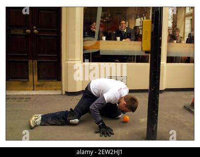 Myles Anderson rotolò un miglio arancione attraverso la città Di Londra in 1 ora e 14 minuti in un Tentativo di entrare nel libro di Guiness dei record che era Raccolta anche di denaro per Action Aid.pic David Sandison 22/3/2002 Foto Stock