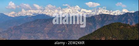 Himalaya, vista panoramica dell'Himalaya indiana, grande catena Himalaya, Uttarakhand India, vista dalla strada Mussoorie Foto Stock