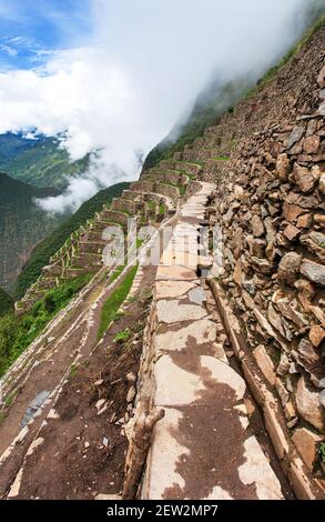 Choquequirao, una delle migliori rovine Inca del Perù. Sentiero escursionistico Choquequirao Inca vicino a Machu Picchu. Regione di Cuzco in Perù. Campi terrazzati Foto Stock