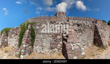 Le mura del castello medievale della città di Mytilene, capitale dell'isola di Lesvos, nel Mar Egeo, Grecia. Fu costruito dalla famiglia Gatelusi di Ginevra Foto Stock