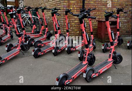 Escooters in affitto a Bristol da voi parcheggiato fuori negozio Foto Stock