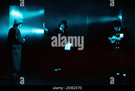 Center: Phil Daniels (Alex) in UN OROLOGIO ARANCIONE 2004 al Barbican Theatre, Londra EC2 06/02/1990 una produzione della Royal Shakespeare Company scritta da Anthony Burgess in collaborazione con Ron Daniels music by The Edge & Bono design: Richard Hudson lighting: David Hersey coreografia: Arlene Phillips Fights: Malcolm Ranson regista: Ron Daniels Foto Stock