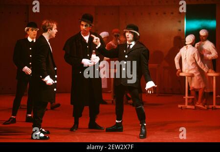 The Droog - l-r: John Hannah (George), Patrick Brennan (Dim), Francis Mark Johnson (Pete), Phil Daniels (Alex) in UN OROLOGIO ARANCIONE 2004 al Barbican Theatre, Londra EC2 06/02/1990 una produzione della Royal Shakespeare Company scritta da Anthony Burgess in collaborazione con Ron Daniels music by The Edge & Bono design: Richard Hudson lighting: David Hersey coreografia: Arlene Phillips Fight: Malcolm Ranson regista: Ron Daniels Foto Stock