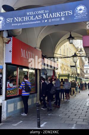 Ingresso ai mercati all'aperto di Bristol St Nicolas con i clienti in fila per acquistare cibo da portare via Foto Stock