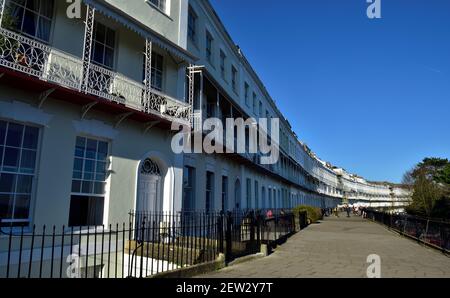 Eleganti case georgiane, molte divise in appartamenti, della storica Royal York Crescent a Clifton, Bristol, Regno Unito Foto Stock