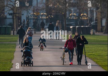 Londra, Regno Unito. 2 marzo 2021. La gente apprezza il tempo primaverile a Greenwich Park, mentre Londra rimane in blocco 3. Credit: Guy Bell/Alamy Live News Foto Stock