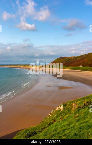 Vista sulla spiaggia sabbiosa di Rhossili Bay sul Costa sud-ovest della penisola di Gower vicino a Swansea in Galles del Sud Regno Unito Foto Stock