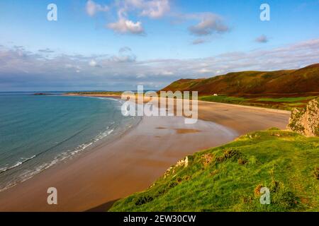 Vista sulla spiaggia sabbiosa di Rhossili Bay sul Costa sud-ovest della penisola di Gower vicino a Swansea in Galles del Sud Regno Unito Foto Stock