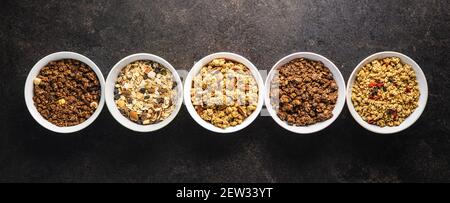 Vari cereali per la colazione. Granola mattutina in ciotola. Vista dall'alto. Foto Stock