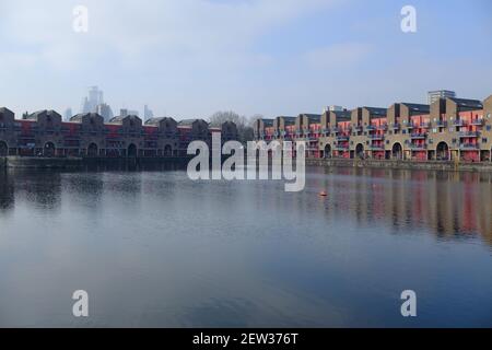 LONDRA - 2 MARZO 2021: L'alloggio Shadwell Basin e il molo di svago a Wapping. Foto Stock