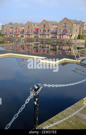 LONDRA - 2 MARZO 2021: L'alloggio Shadwell Basin e il molo di svago a Wapping. Foto Stock