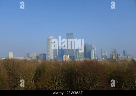 ROTHERHITHE, LONDRA - 2 MARZO 2021: Vista panoramica dello skyline di Canary Wharf dal Parco ecologico di Stave Hill. Fotografato in una giornata di sole. Foto Stock