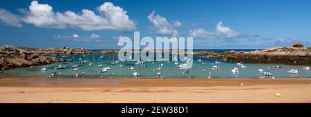 Barche a vela sulla spiaggia di Coz-Pors a Tregastel, Côtes d'Armor, Bretagna, Francia Foto Stock