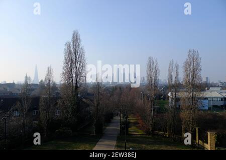 ROTHERHITHE, LONDRA - 2 MARZO 2021: Una vista della città di Londra dal parco ecologico di Stave Hill a Rotherhithe. Foto Stock