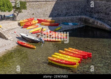 Dubrovnik, Croazia - 20 agosto 2020: I turisti kayak in mare Adriatico sotto la Fortezza di Bokar Foto Stock