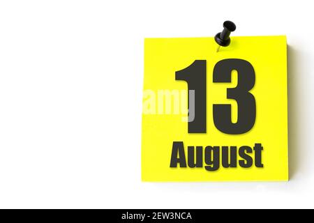 13 agosto. Giorno 13 del mese, data del calendario. Foglio giallo del calendario. Mese d'estate, giorno dell'anno concetto Foto Stock