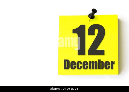 12 dicembre. Giorno 12 del mese, data del calendario. Foglio giallo del calendario. Mese invernale, concetto giorno dell'anno Foto Stock