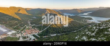 Panorama aereo drone scatto della città di Ston muro a Ragusa Regione vicino Dubrovnik in Croazia alba estiva Foto Stock