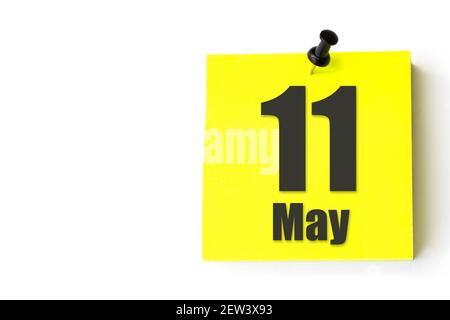 11 maggio . Giorno 11 del mese, data del calendario. Foglio giallo del calendario. Concetto di mese di primavera, giorno dell'anno Foto Stock