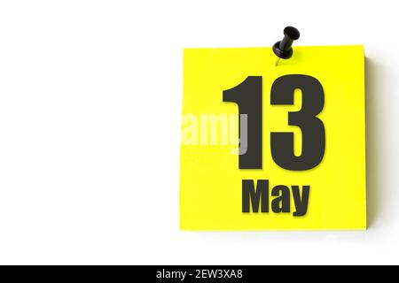 13 maggio. Giorno 13 del mese, data del calendario. Foglio giallo del calendario. Concetto di mese di primavera, giorno dell'anno Foto Stock