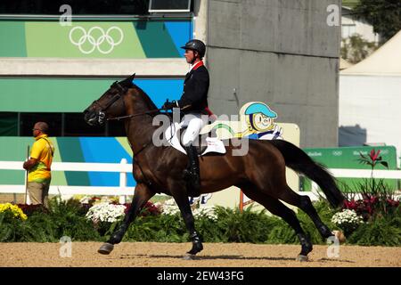 Ben Maher dalla Gran Bretagna cavalcando Tic TAC nei Giochi Olimpici del 2016 a Rio de Janeiro, Brasile Foto Stock