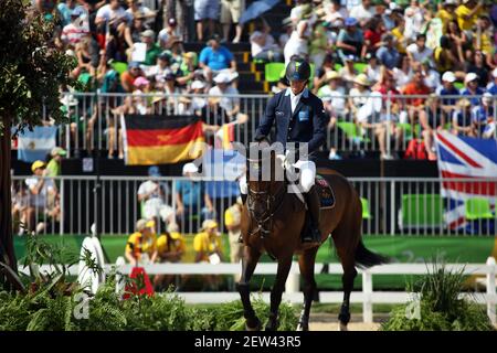 Henrik von Eckermann, a cavallo di Yajamila, per la Svezia ai Giochi Olimpici del 2016 a Rio de Janeiro, Brasile Foto Stock