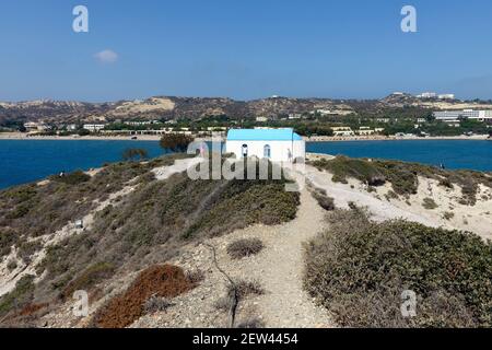 Chiesa greca, Agios Niklaos, sull'isola di Katri con il villaggio di Kefalos su Kos sullo sfondo Foto Stock