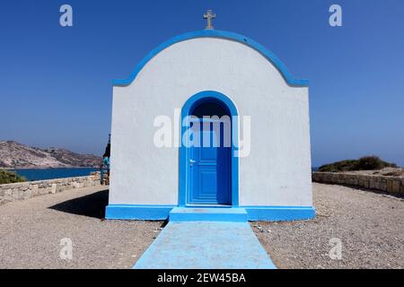 Agios Nikolaos, una tradizionale chiesa dipinta di bianco e blu, sull'isola di Kastri vicino a Kefalos, in Grecia Foto Stock