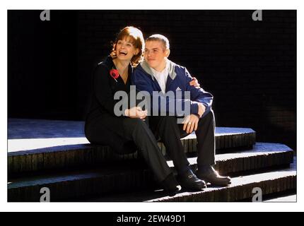 Cherie Booth QC è stato presidente di una conferenza sul bullismo organizzata da Childline al Royal College of Physicians di Londra. Ha consegnato un premio a Gary Campbell, vincitrice del Young Voice Anti-bulling Poster Competition.pic David Sandison 5/11/2001 Foto Stock