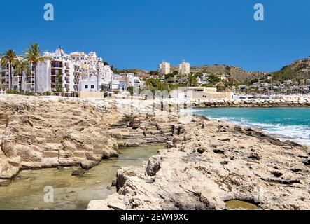 Costa rocciosa e porto marittimo di Moraira in estate soleggiata calda giorno. Concetto di viaggio e vacanza estiva. Spagna, Costa Blanca, Provincia di Alicante Foto Stock