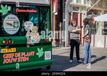 ROTTERDAM, PAESI BASSI - 2 MARZO: Si vede un uomo che parla con la stampa in un'uscita del bus di voto di canna del cannabis-stemwijzer.nl il 2 marzo 2021 a Rotterdam, Paesi Bassi. L'autobus ha lo scopo di aiutare le persone a decidere chi riceve il voto durante le elezioni generali del marzo 17, sulla base di quale partito ha le politiche più favorevoli alla cannabis. (Foto di Niels Wenstedt/BSR Agency/Alamy Live News) Foto Stock